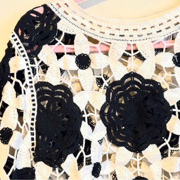 EB Luxe Los Angeles New Crocheted Cropped Sweater Bell Sleeves Medium - Picture 5 of 8